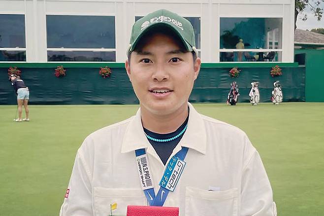 일본의 남성 캐디 쿠리나가 료가 20대 여성 프로골퍼 3명과의 불륜이 폭로된 이후 9년간 일본여자프로골프협회(JLPGA)의 모든 투어 경기와 행사장 출입 금지 처분을 받았다. [쿠리나가 료 인스타그램]