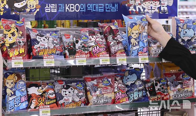 [서울=뉴시스] 김근수 기자 = 20일 서울 시내의 한 편의점에 크보빵을 판매하고 있다.  2025.03.20. ks@newsis.com