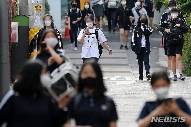 [서울=뉴시스]  서울 시내 한 중학교 앞. 2022.05.25. livertrent@newsis.com