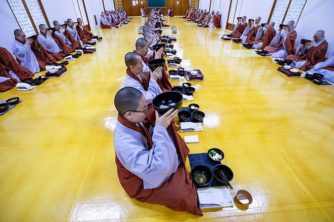 [서울=뉴시스] 운문사 발우공양 (사진=한국불교문화사업단 제공) 2025.05.20. photo@newsis.com *재판매 및 DB 금지