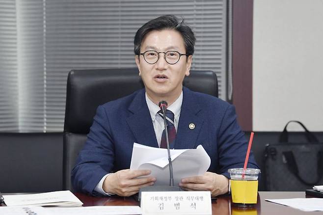 [서울=뉴시스] 사진은 김범석 기획재정부 장관 직무대행 1차관이 지난 20일 오후 서울 종로구 한국무역보험공사에서 '제5차 지속가능경제 정책협의회'를 주재하고 있는 모습 (사진=기재부 제공) 2025.05.20. photo@newsis.com *재판매 및 DB 금지