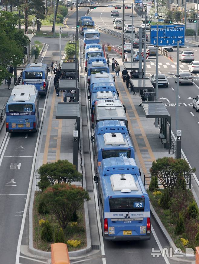 [서울=뉴시스] 김진아 기자 = 사측과의 임금·단체협약 협상이 결렬된 서울 시내버스 노조가 이틀째 준법 투쟁을 이어간 지난 8일 서울역 앞 버스환승센터 정류장에 버스들이 줄지어 서 있는 모습. 2025.05.08. bluesoda@newsis.com