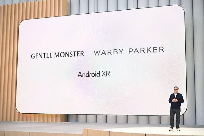 [서울=뉴시스] 구글은 20일(현지 시간) 미국 캘리포니아주 마운틴뷰에서 열린 연례 개발자 콘퍼런스 'I/O 2025'에서 삼성전자, 젠틀몬스터, 워비 파커가 참여한 안드로이드 XR 기반 스마트안경을 연말에 공개할 것이라고 밝혔다. (사진=구글 제공) *재판매 및 DB 금지