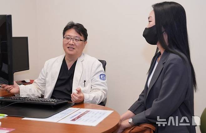 [서울=뉴시스]서울성모병원에서 신장이식 수술 준비 중 위암을 진단받았던 이보영 환자가 지난 20일 정기 외래진료를 위해 주치의 신장내과 정병하 교수를 찾았다. 환자는 위암수술과 남편의 신장 기증으로 이식수술을 받고 건강을 되찾았다. (사진= 서울성모병원 제공) 2025.05.21. photo@newsis.com.