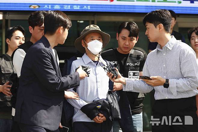 [시흥=뉴시스] 김근수 기자 = 시흥시 정왕동에서 2명을 살해하고 2명에게 흉기를 휘둘러 다치게 한 혐의로 긴급체포된 차철남이 21일 경기 시흥경찰서에서 영장실질심사를 받기 위해 수원지방법원 안산지원으로 호송되고 있다. 2025.05.21. ks@newsis.com