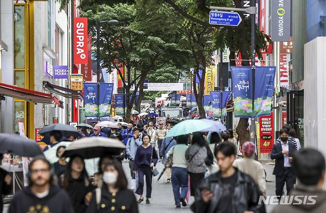 [서울=뉴시스] 정병혁 기자 = 서울 중구 명동거리가 사람들로 북적이고 있다. 2024.05.07. jhope@newsis.com