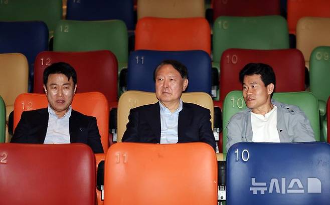 [서울=뉴시스] 황준선 기자 = 윤석열 전 대통령이 21일 오전 서울 중구 메가박스 동대문점에서 다큐멘터리 영화 '부정선거, 신의 작품인가'를 관람하기 위해 착석해 있다. 왼쪽부터 이영돈 PD, 윤 전 대통령, 전직 한국사 강사 전한길씨. 2025.05.21. hwang@newsis.com