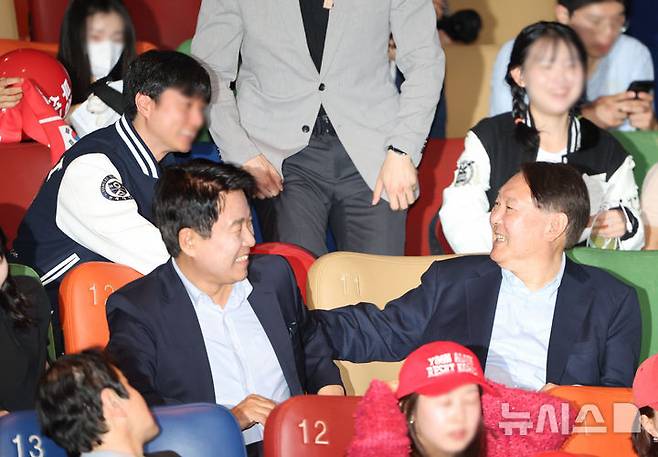 [서울=뉴시스] 황준선 기자 = 윤석열 전 대통령이 21일 오전 서울 중구 메가박스 동대문점에서 다큐멘터리 영화 '부정선거, 신의 작품인가'를 관람하기 앞서 지지자와 인사를 나누고 있다. 2025.05.21. hwang@newsis.com