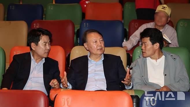 [서울=뉴시스] 황준선 기자 = 윤석열 전 대통령이 21일 오전 서울 중구 메가박스 동대문점에서 다큐멘터리 영화 '부정선거, 신의 작품인가'를 관람하기 앞서 이영돈 PD, 전직 한국사 강사 전한길씨와 대화하고 있다. 2025.05.21. hwang@newsis.com