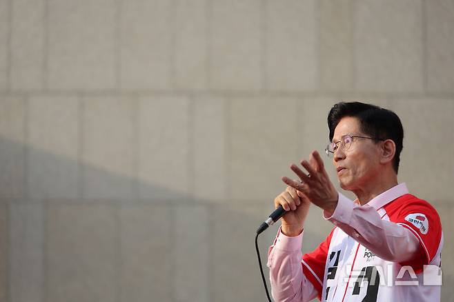 [하남=뉴시스] 고승민 기자 = 김문수 국민의힘 대선 후보가 지난 20일 경기 스타필드 하남에서 유세를 하고 있다. (공동취재) 2025.05.20. photo@newsis.com