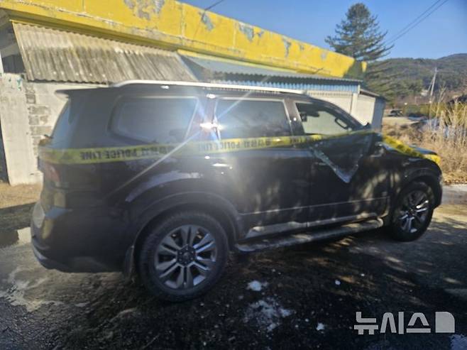 [보은=뉴시스] 지난 16일 오후 충북 보은군 내북면 성암리의 한 공터에 주차된 차 안에서 40대 여성과 그의 초등생 자녀 2명, 50대 여성이 의식을 잃은채 발견됐다. (사진= 독자 제공) 2025.02.17. photo@newsis.com *재판매 및 DB 금지