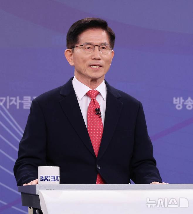 [서울=뉴시스] 국회사진기자단 = 김문수 국민의힘 대선 후보가  21일 경기도 고양  MBN 미디어센터에서 열린 한국방송기자클럽 대선 후보 초청 토론회에서 발언하고 있다. 2025.05.21. photo@newsis.com
