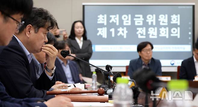 [세종=뉴시스] 강종민 기자 = 지난달 22일 세종시 정부세종청사에서 열린 최저임금위원회 제1차 전원회의에서 이인재 위원장이 노사 위원들의 발언을 진지한 표정으로 듣고 있다. 2025.04.22. ppkjm@newsis.com