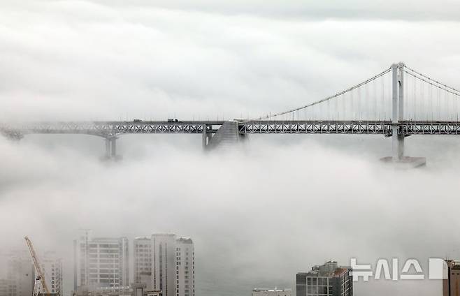 [부산=뉴시스] 하경민 기자 = 초여름 더위가 이어진 21일 부산 광안대교에 짙은 해무가 밀려와 장관을 연출하고 있다. 2025.05.21. yulnetphoto@newsis.com
