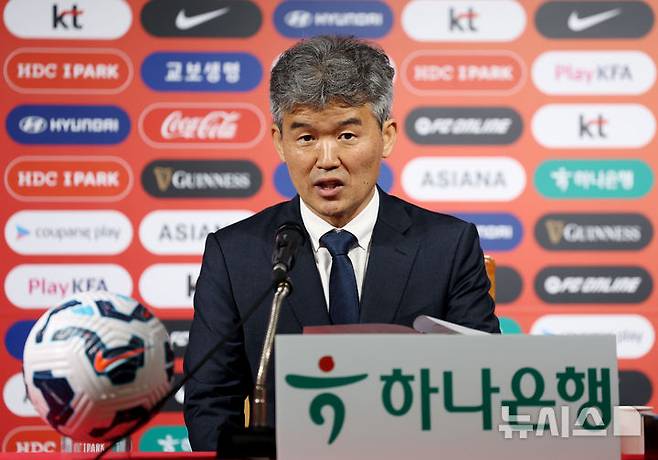 [서울=뉴시스] 김진아 기자 =  대한축구협회 제55대 집행부 김승희 전무이사가 21일 서울 종로구 축구회관에서 열린 기자간담회에서 취재진의 질문에 답하고 있다. 2025.05.21. bluesoda@newsis.com
