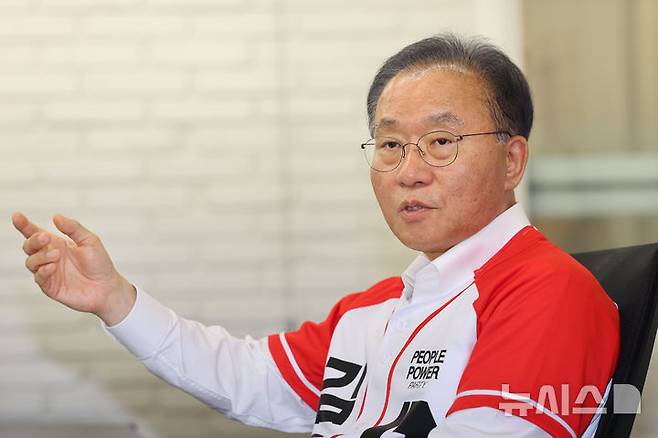 [서울=뉴시스] 권창회 기자 = 윤재옥 국민의힘 총괄선거대책본부장이 20일 서울 여의도 국민의힘 당사에서 뉴시스와 인터뷰를 하고 있다. 2025.05.20. kch0523@newsis.com