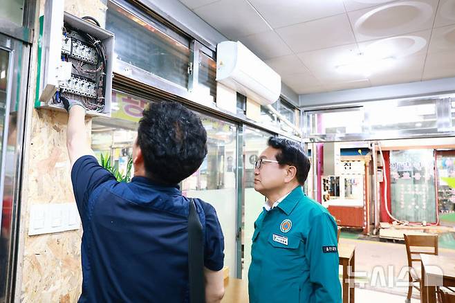 [울진=뉴시스] 안병철 기자 = 지난 21일 손병복 경북 울진군수가 울진바지게시장을 찾아 '집중안전점검'을 하고 있다.(사진=울진군 제공) 2025.05.21. photo@newsis.com