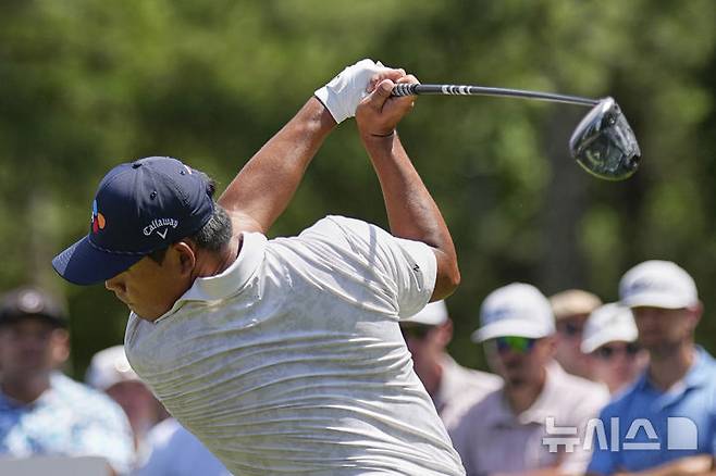[샬럿=AP/뉴시스] 김시우가 18일(현지 시간) 미 노스캐롤라이나주 샬럿의 퀘일 홀로 클럽에서 열린 미국프로골프(PGA) 투어 PGA 챔피언십 최종 라운드 3번 홀 페어웨이에서 샷하고 있다. 전날 공동 5위였던 김시우는 최종 합계 4언더파 280타 공동 8위로 대회를 마쳤다. 2025.05.19.
