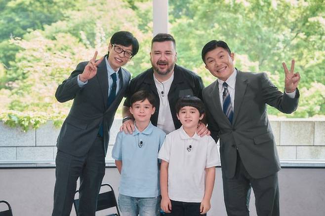 [서울=뉴시스] 호주 출신 방송인 샘 해밍턴(48)의 아들 윌리엄(9)·벤틀리(8)가 오랜만에 근황을 공개한다. (사진=tvN 예능물 '유 퀴즈 온 더 블럭' 제공) 2025.05.21. photo@newsis.com *재판매 및 DB 금지