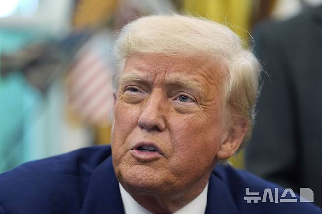 [워싱턴=AP/뉴시스]도널드 트럼프 미국 대통령이 9일(현지 시간) 백악관 집무실에서 행정명령에 서명한 후 기자들의 질문에 답변하고 있다. 2025.05.10.