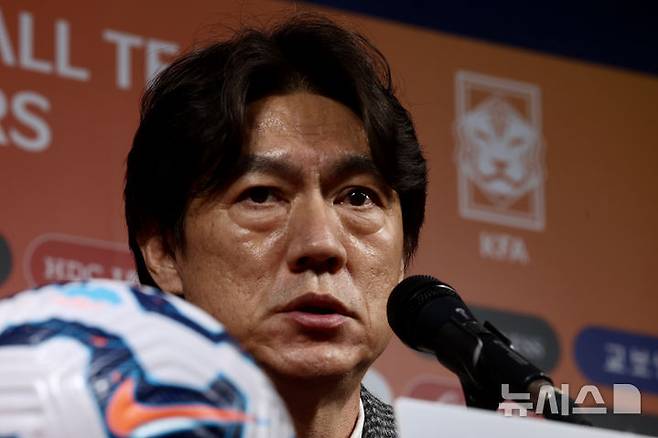 [서울=뉴시스] 김명년 기자 = 홍명보 대한민국 축구국가대표팀 감독이 10일 오전 서울 종로구 축구회관에서 2026 국제축구연맹(FIFA) 북중미 월드컵 아시아 3차 예선 B조 7차전 오만전과 8차전 요르단전 출전 명단을 발표하고 있다. 2025.03.10. kmn@newsis.com