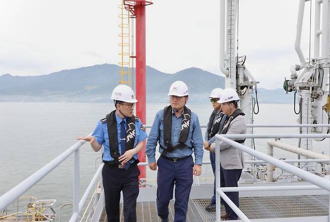 [여수=뉴시스] 김기용 여수해양경찰서장이 21일 오일허브코리아여수를 방문해 재난적 해양오염사고 등 대응방안을 살피고 있다. (사진=여수시 제공) 2025.05.21. photo@newsis.com *재판매 및 DB 금지