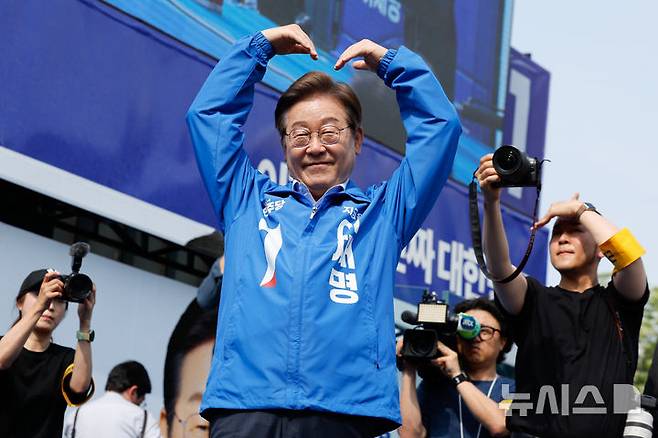 [인천=뉴시스] 조성우 기자 = 이재명 더불어민주당 대선후보가 21일 인천 부평구 부평역 북광장에서 열린 집중유세에서 연설을 마친 뒤 지지자들에게 인사하고 있다. (공동취재) 2025.05.21. photo@newsis.com