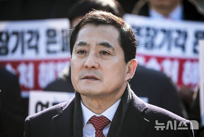 [과천=뉴시스] 정병혁 기자 = 박대출 국민의힘 의원이 24일 경기 과천시 정부과천청사 민원실 앞에서 고위공직자범죄수사처(공수처) 항의방문에 앞서 기자회견을 열고 규탄사를 하고 있다. 2025.02.24. jhope@newsis.com