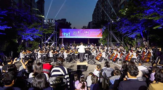 [통영=뉴시스] 신정철 기자= 통영시는 오는 22일 죽림 내죽도 수변공원, 27일 도산면사무소, 28일 도천동 해저터널 입구 등 3회에 걸쳐 통영 시민의 일상으로 찾아가는 'TIMF 우리동네음악회'를 개최한다.사진은 지난해 공연 모습.(사진=통영시 제공).2025.05.21. photo@newsis.com *재판매 및 DB 금지