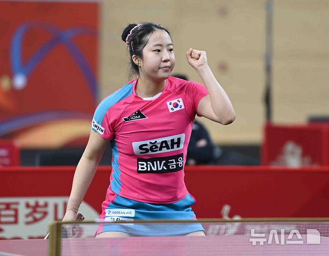 [도하(카타르)=뉴시스] 사진공동취재단 = 신유빈이 19일(현지 시간) 카타르 도하 카타르대학교 스포츠 컴플렉스에서 열린 2025 국제탁구연맹(ITTF) 세계선수권대회 여자단식 64강 루마니아 이오아나 신게오르잔과 경기를 펼치고 있다. 2025.05.20. photo@newsis.com