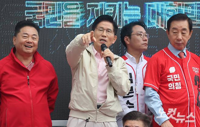 국민의힘 김문수 대선후보가 20일 오후 서울 강서구 남부골목시장 입구에 마련된 유세차량에 올라 연설을 하고 있다. 황진환 기자