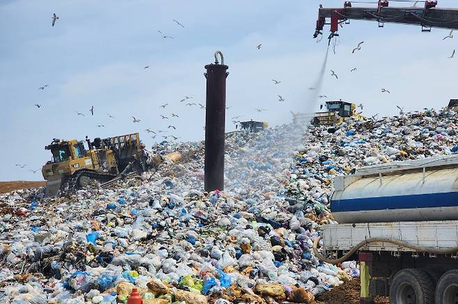 수도권매립지에서 쓰레기 매립 작업이 이뤄지고 있다. 연합뉴스