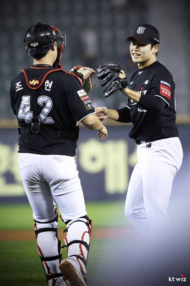 kt 마무리 박영현(오른쪽). kt