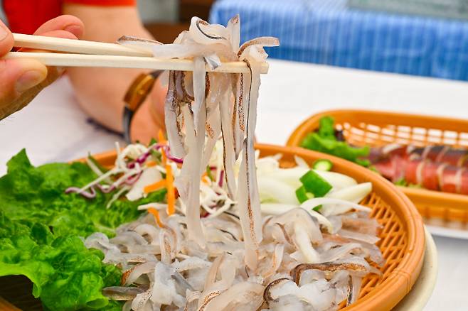 속초항 오징어 난전 음식. 속초시 제공