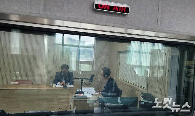 왼쪽부터 강찬식 충청북도 농업정책과장, 김종현 앵커. 충북CBS