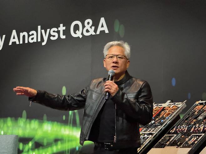 젠슨 황 엔비디아 CEO가 21일 타이베이 만다린 오리엔탈 호텔에서 열린 '글로벌 미디어 Q&A' 행사에서 취재진 질문에 답하고 있다. 연합뉴스