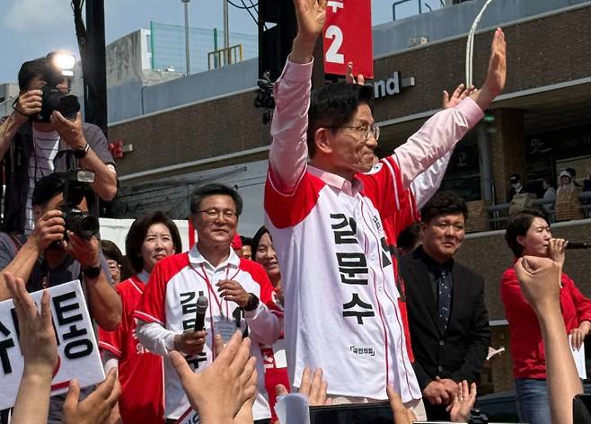 김문수 후보 뒤에서 국민의힘 중앙 선대위 유세를 이끌고 있는 4선 이헌승(마이크 들고 있는) 유세본부장. 이헌승 의원실 제공