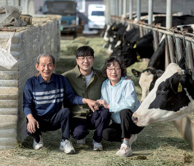 <대광목장> 김병용 대표(왼쪽)와 아내 최복순 씨(오른쪽), 아들 김석영 씨.