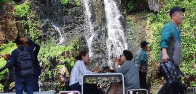 전국 대부분 낮 기온이 25℃ 이상을 기록하는 등 초여름 날씨를 보인 20일 서울 서대문구 홍제폭포 산책로에 설치된 대형 거울에 폭포 모습이 비치고 있다. 연합뉴스