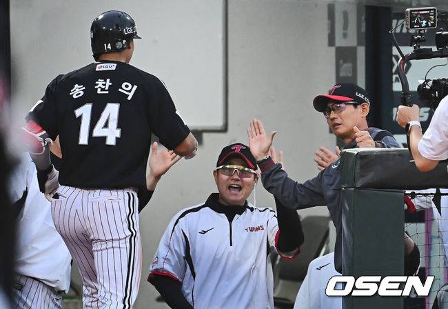 [OSEN=부산, 이석우 기자] 20일 부산 사직야구장에서 2025 신한 SOL 뱅크 KBO 리그 롯데 자이언츠와 LG 트윈스의 경기가 열렸다. 홈팀 롯데는 윤성빈, 방문팀 LG는 송승기가 선발 출전했다.LG 트윈스 송찬의가 2회초 무사 만루 좌월 만루 홈런을 치고 하이파이브를 하고 있다. 2025.05.20 / foto0307@osen.co.kr