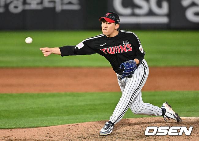 [OSEN=부산, 이석우 기자] 20일 부산 사직야구장에서 2025 신한 SOL 뱅크 KBO 리그 롯데 자이언츠와 LG 트윈스의 경기가 열렸다. 홈팀 롯데는 윤성빈, 방문팀 LG는 송승기가 선발 출전했다.LG 트윈스 박명근이 역투하고 있다. 2025.05.20 / foto0307@osen.co.kr