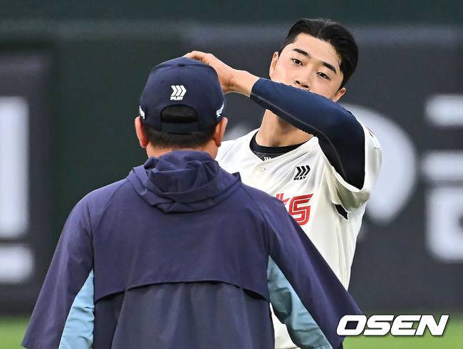 [OSEN=부산, 이석우 기자] 20일 부산 사직야구장에서 2025 신한 SOL 뱅크 KBO 리그 롯데 자이언츠와 LG 트윈스의 경기가 열렸다. 홈팀 롯데는 윤성빈, 방문팀 LG는 송승기가 선발 출전했다.롯데 자이언츠 선발 투수 윤성빈이 1회초 실점이 늘어나자 마운드에 오른 주형광 코치와 얘기하고 있다. 2025.05.20 / foto0307@osen.co.kr