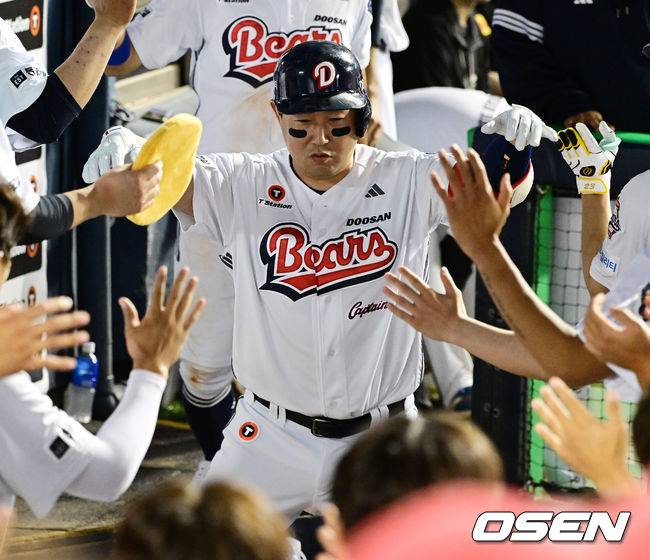 자신만의 방식으로 동료선수들과 홈런 세리머니 즐기는 양의지