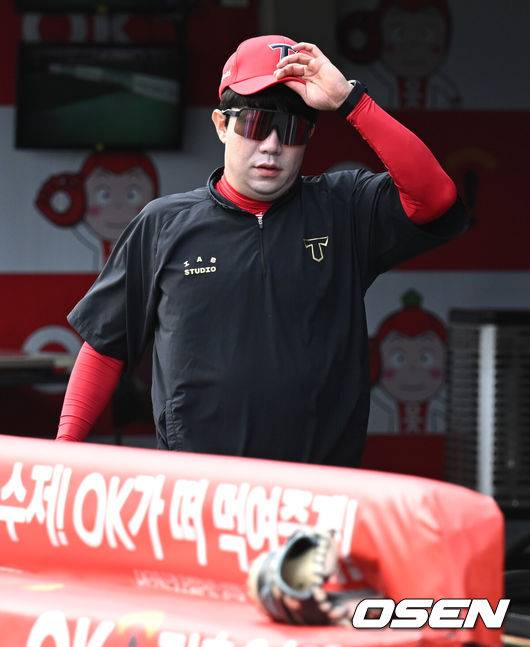 [OSEN=수원, 조은정 기자]20일 오후 수원 KT위즈파크에서 2025 신한 SOL Bank KBO리그 KT 위즈와 KIA 타이거즈의 경기가 열린다.이날 홈팀 KT는 조이현을, 방문팀 KIA는 윤영철을 선발투수로 내세웠다.KIA 양현종이 훈련을 나서고 있다. 2025.05.20 /cej@osen.co.kr