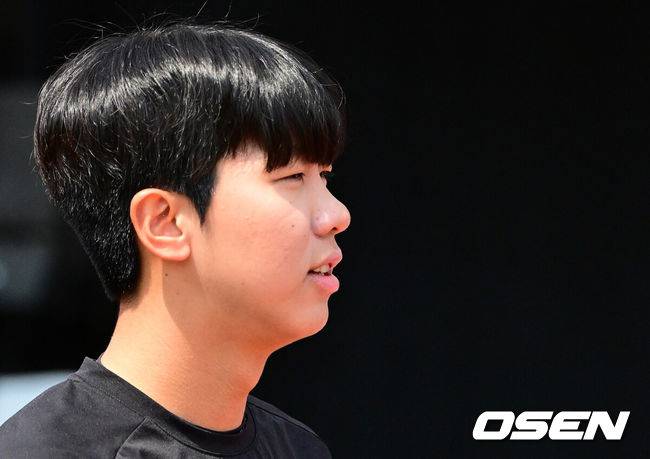 [OSEN=수원, 지형준 기자] 6일 오후 수원 KT위즈파크에서 ‘2024 신한 SOL BANK KBO리그’ KT 위즈와 한화 이글스의 경기가 열렸다.이날 KT는 엄상백, 한화는 류현진이 선발로 나섰다.한화 황준서가 훈련을 준비하고 있다. 2024.06.06 / jpnews@osen.co.kr