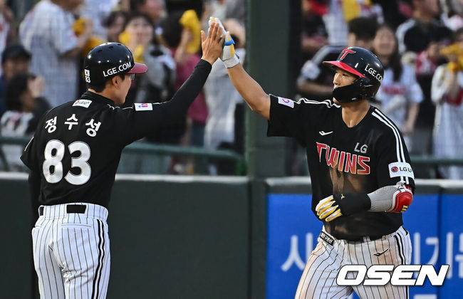 [OSEN=부산, 이석우 기자] 20일 부산 사직야구장에서 2025 신한 SOL 뱅크 KBO 리그 롯데 자이언츠와 LG 트윈스의 경기가 열렸다. 홈팀 롯데는 윤성빈, 방문팀 LG는 송승기가 선발 출전했다.LG 트윈스 송찬의가 2회초 무사 만루 좌월 만루 홈런을 치고 하이파이브를 하고 있다. 2025.05.20 / foto0307@osen.co.kr