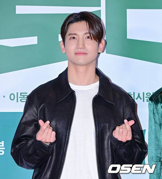 [OSEN=지형준 기자] 31일 오후 서울 잠실 롯데시네마 월드타워에서 영화 ‘로비’ VIP 시사회 포토월 행사가 열렸다.‘로비'는 연구밖에 모르던 스타트업 대표 창욱(하정우)이 4조 원의 국책사업을 따내기 위해 인생 첫&nbsp;로비&nbsp;골프를 시작하는 이야기. 오는 4월 2일 개봉.가수 동방신기 최강창민이 포토타임을 하고 있다. 2025.03.31 / jpnews@osen.co.kr