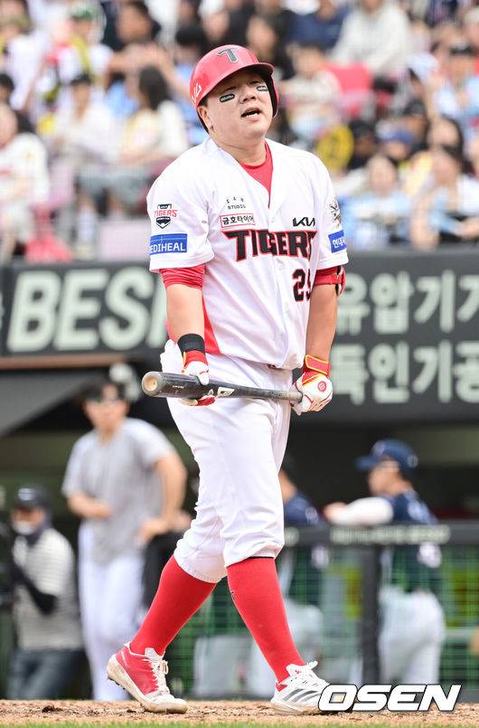 [OSEN=광주, 김성락 기자] 17일 오후 광주 북구 기아챔피언스필드에서 ‘2025 신한 SOL Bank KBO리그’ KIA 타이거즈와 두산 베어스의 더블헤더 1차전 경기가 열렸다.더블헤더 1차전 홈팀 KIA는 네일, 원정팀 두산은 콜어빈을 선발로 내세웠다.5회말 2사 2, 3루 KIA 이우성이 루킹삼진으로 물러나고 있다. 2025.05.17 / ksl0919@osen.co.kr