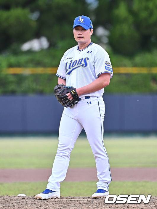 [OSEN=경산, 이석우 기자] 21일 경산 삼성라이온즈볼파크에서 2025 KBO 퓨처스리그 삼성 라이온즈와 롯데 자이언츠의 경기가 열렸다. 홈팀 삼성은 최예한이, 방문팀 롯데는 감보아가 선발 출전했다. 삼성 라이온즈 오승환이 마운드에 올라 투구하고 있다. 2025.05.21 / foto0307@osen.co.kr