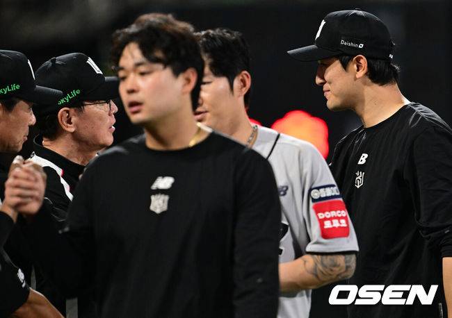 [OSEN=수원, 조은정 기자]KT가 고영표의 퀄리티스타트 플러스 명품투를 앞세워 5할 승률을 회복했다. 1회말 발생한 KIA 최원준의 포구 실책에 양 팀의 희비가 엇갈렸다.프로야구 KT 위즈는 21일 수원KT위즈파크에서 열린 2025 신한 SOL뱅크 KBO리그 KIA 타이거즈와의 시즌 5차전에서 3-1로 승리했다.&nbsp;KT 고영표가 이강철 감독과 승리를 기뻐하고 있다. 2025.05.21 /cej@osen.co.kr